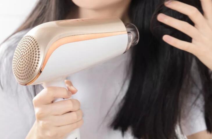 吹風(fēng)機(jī)吹發(fā)型的技巧，廣西培訓(xùn)美發(fā)學(xué)校教你