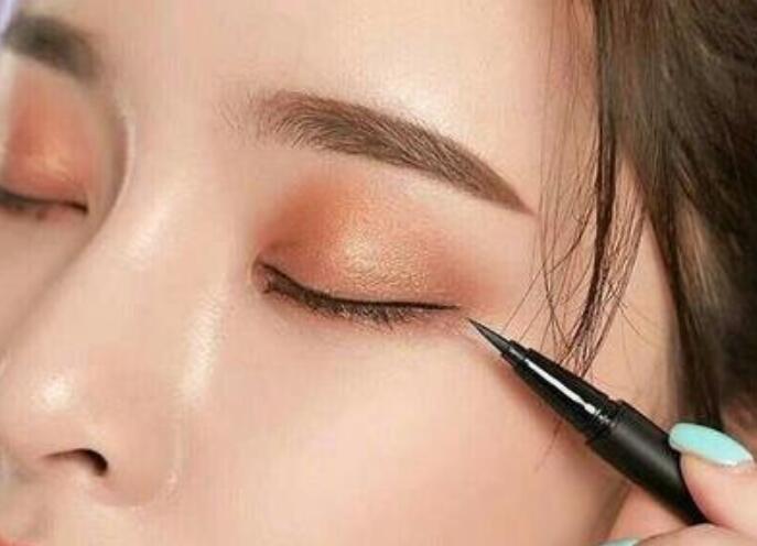 如何防止畫眼線時(shí)手抖？南寧化妝課程學(xué)習(xí)內(nèi)容