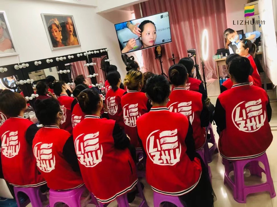 冬季正確的化妝步驟，這些技巧南寧化妝學校告訴你