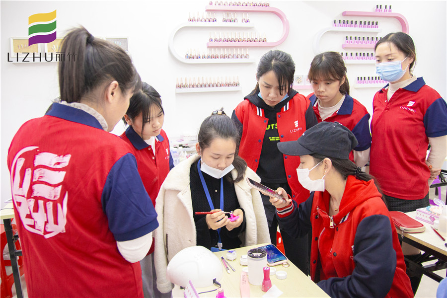 雕花美甲步驟，一起去南寧排名前十美甲學(xué)?？纯?>
								
								<span id=