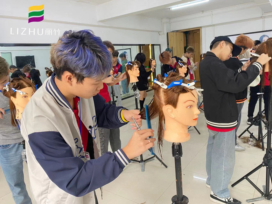 廣西學(xué)剪發(fā)：認(rèn)識(shí)三角形堆積修剪