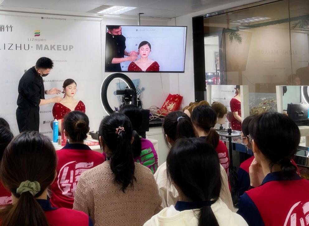 麗竹彩妝學(xué)校上演“換臉術(shù)”，展現(xiàn)南寧學(xué)彩妝哪家技術(shù)強(qiáng)