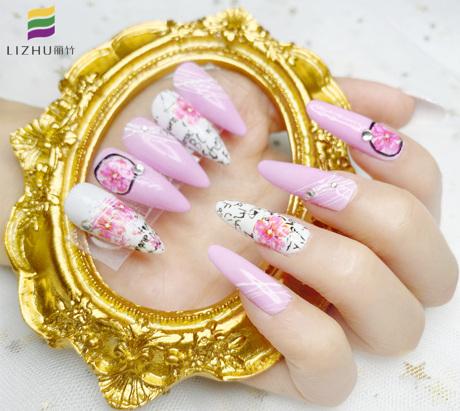 粉色少女風(fēng)彩繪美甲，實(shí)力證明南寧美甲學(xué)校哪家?guī)熧Y強(qiáng)