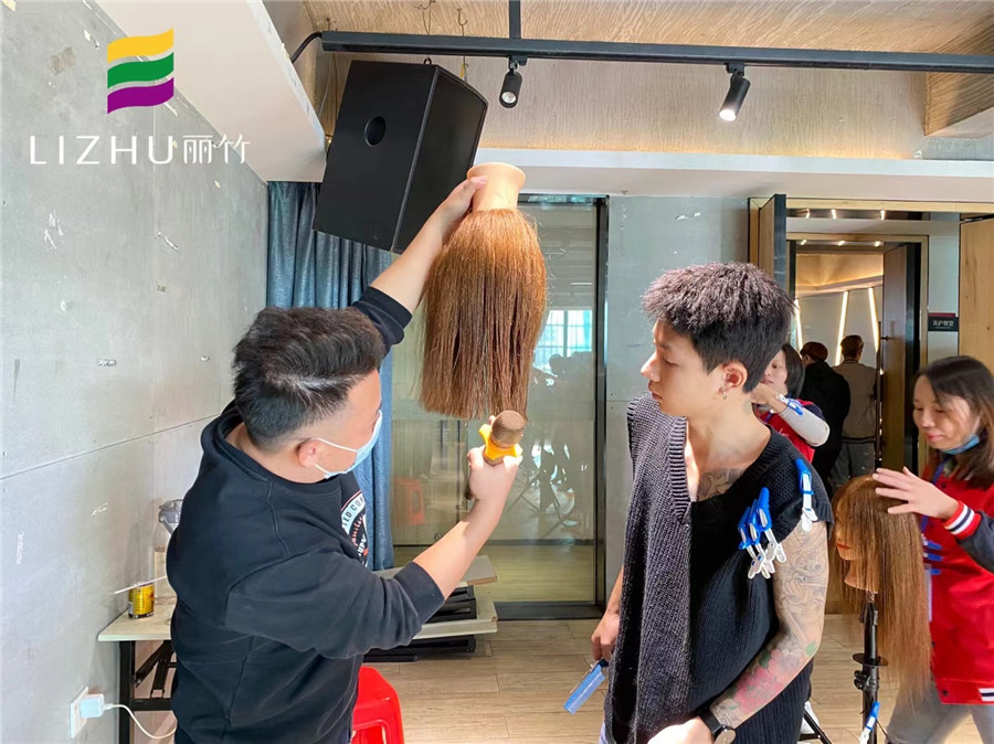 南寧美發(fā)學(xué)?？己耍悍叫螌哟?，圓形層次，三角堆積修剪