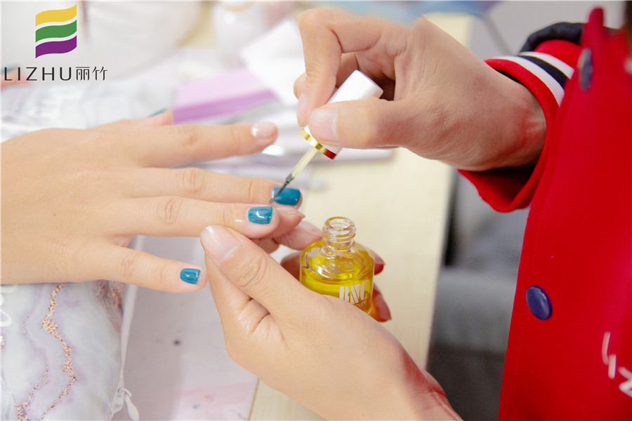 美甲涂單色的要點，南寧美甲師培訓班教你