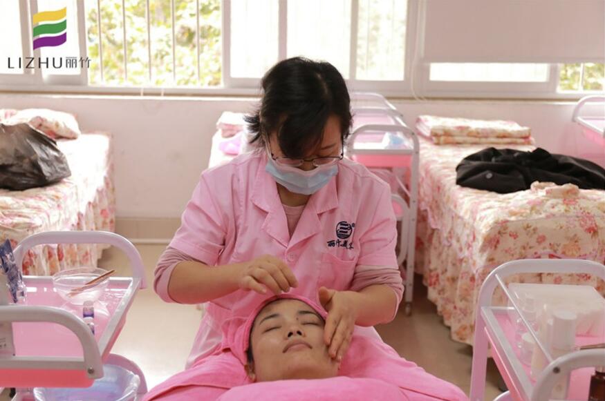 美容師不告訴你的皮膚護(hù)理小技巧，麗竹美容學(xué)校幫你找到啦