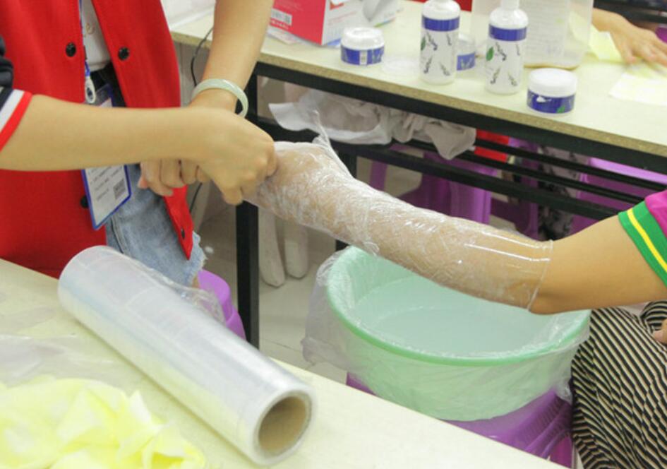 冬天手裂口子應(yīng)該怎么辦？廣西教美容護(hù)膚的學(xué)校找妙招