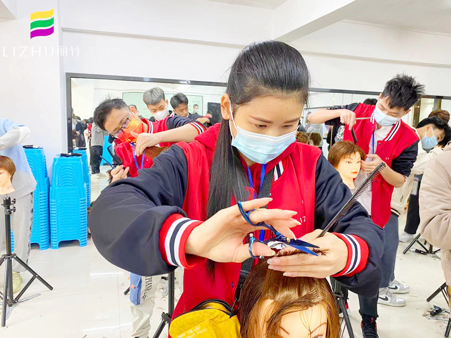 剪刀手法頭模練習(xí)，在廣西專業(yè)美發(fā)學(xué)校進行