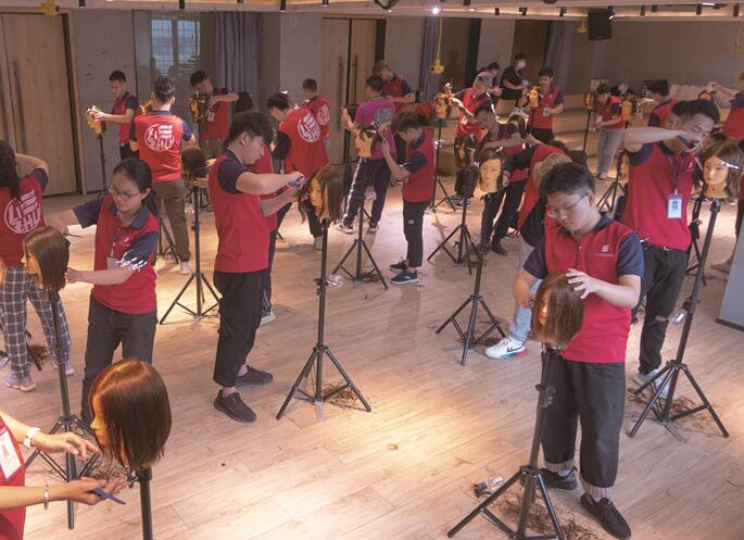 美發(fā)實操剪發(fā)常用手法，南寧美發(fā)基礎(chǔ)班學(xué)員正在練習(xí)