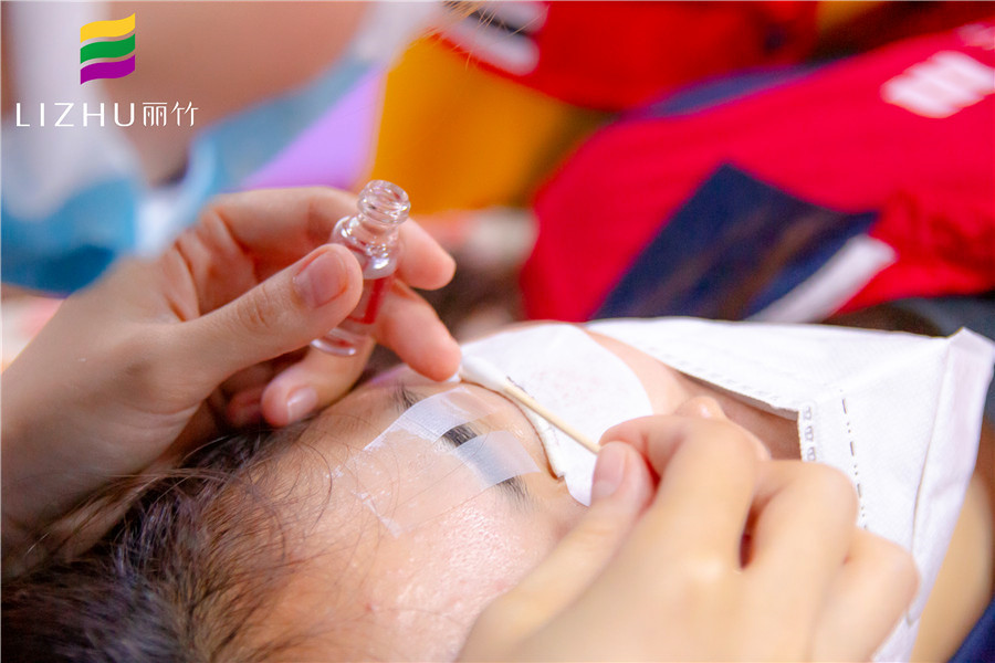 燙睫毛的方法是什么？南寧美睫培訓(xùn)班實(shí)操會(huì)給你看