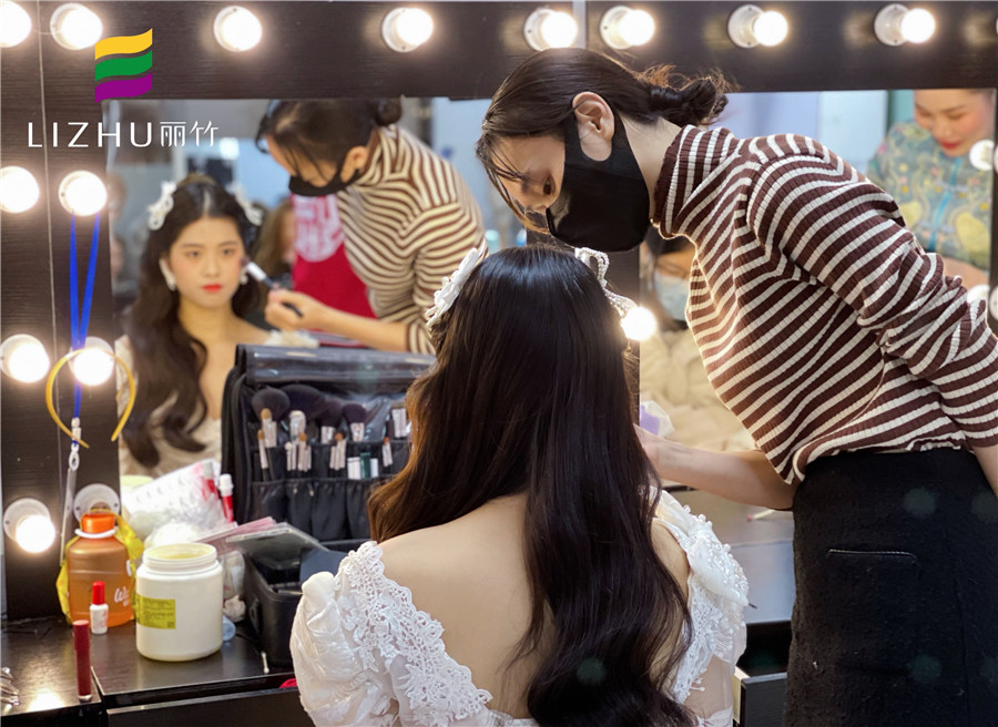 披發(fā)新娘妝容造型，南寧彩妝師培訓班學員作品