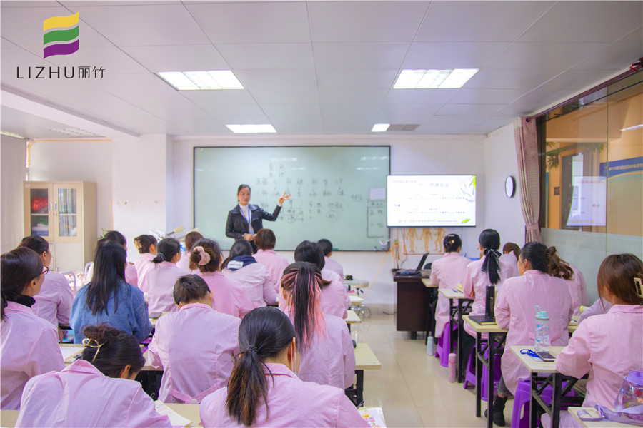 廣西專業(yè)美容培訓學校歡迎大家到校參觀試聽