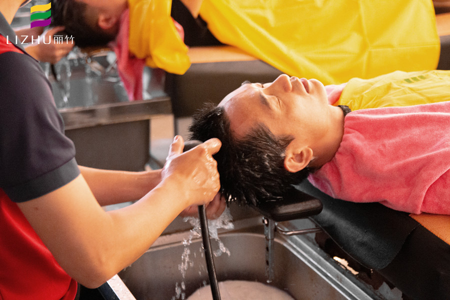 各種發(fā)質(zhì)的護理方法 | 廣西麗竹美發(fā)學(xué)校課程內(nèi)容