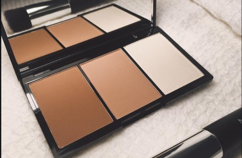 修容粉餅使用教程，廣西化妝基礎(chǔ)班教你