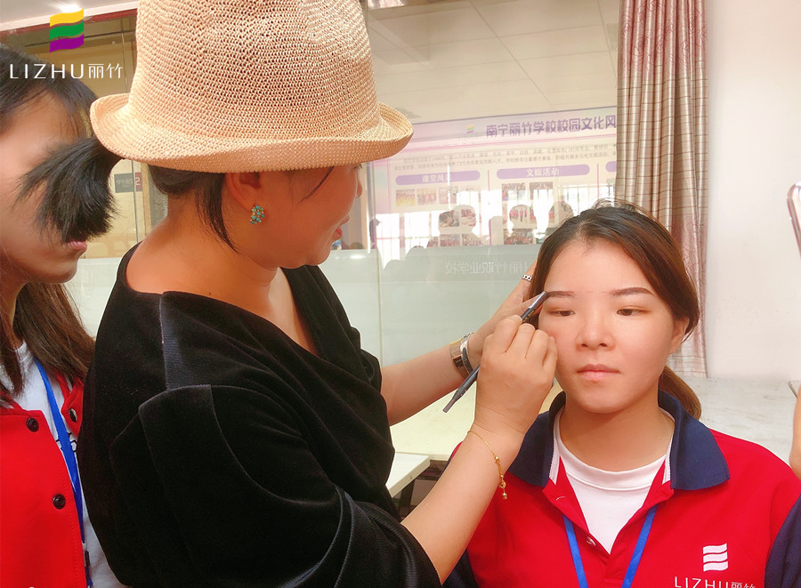 眉毛發(fā)癢怎么辦？廣西紋繡培訓(xùn)哪里資質(zhì)高