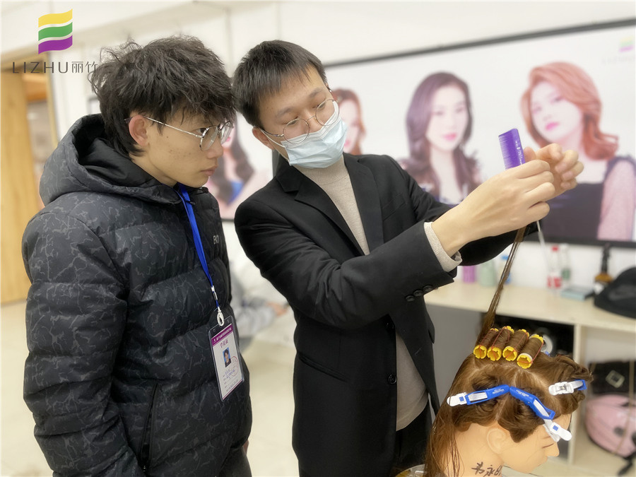 美發(fā)初學(xué)者如何練習(xí)上杠？廣西專業(yè)教燙染的學(xué)校教你