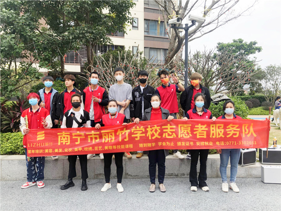 南寧美發(fā)學(xué)校小區(qū)理發(fā)，積極發(fā)揚(yáng)“雷鋒精神”