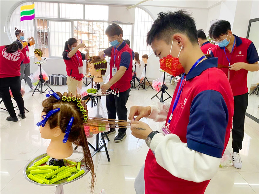 燙染實訓(xùn)課程---廣西美發(fā)培訓(xùn)學(xué)校