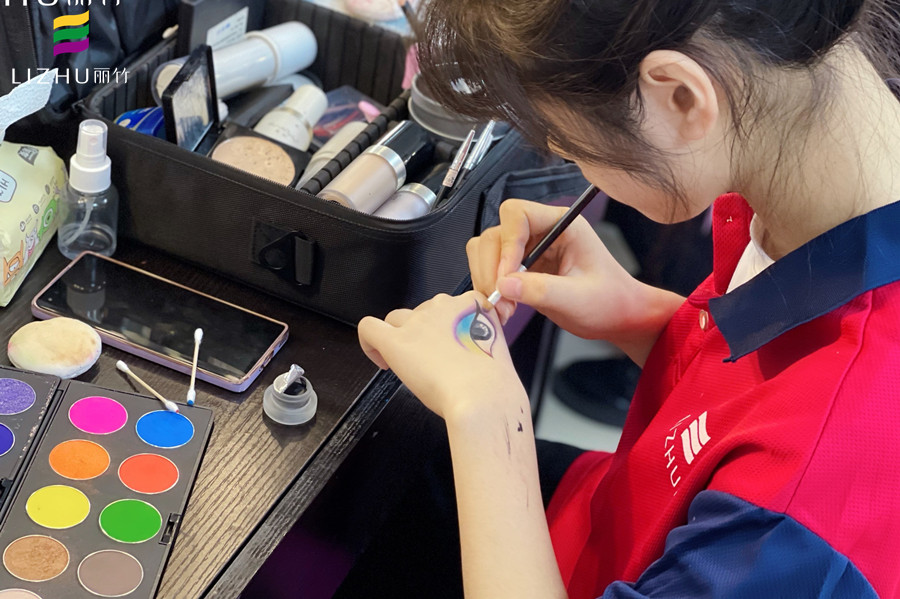 為什么要在手上練習(xí)化妝？南寧化妝知識問答