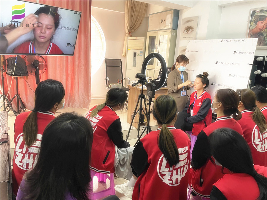 廣西化妝基礎班教你如何用海綿進行打底