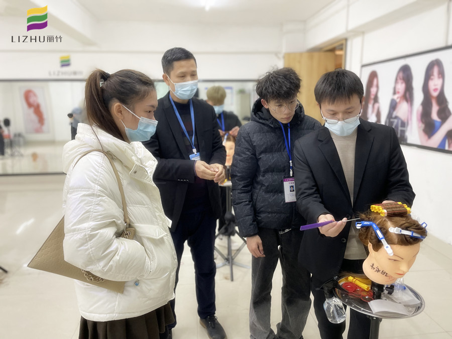  南寧教燙發(fā)：燙發(fā)時(shí)如何判斷發(fā)質(zhì)狀況？