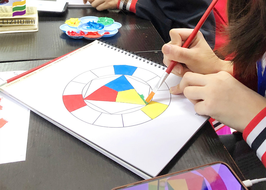 十二色環(huán)有哪些顏色？廣西化妝職業(yè)培訓(xùn)學(xué)校