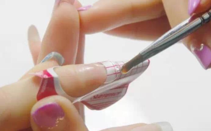 美甲延長膠怎么卸？南寧美甲理論知識必學(xué)課程