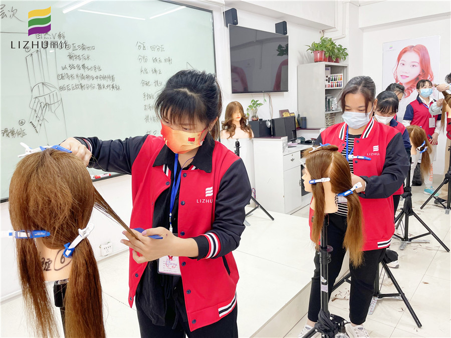 “自然V線”修剪，廣西美發(fā)學(xué)校十大名校課程