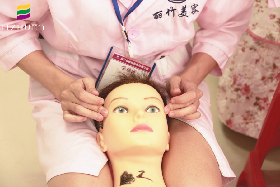 為什么學(xué)美容要練習(xí)假頭模？廣西認(rèn)可的美容學(xué)校告訴你