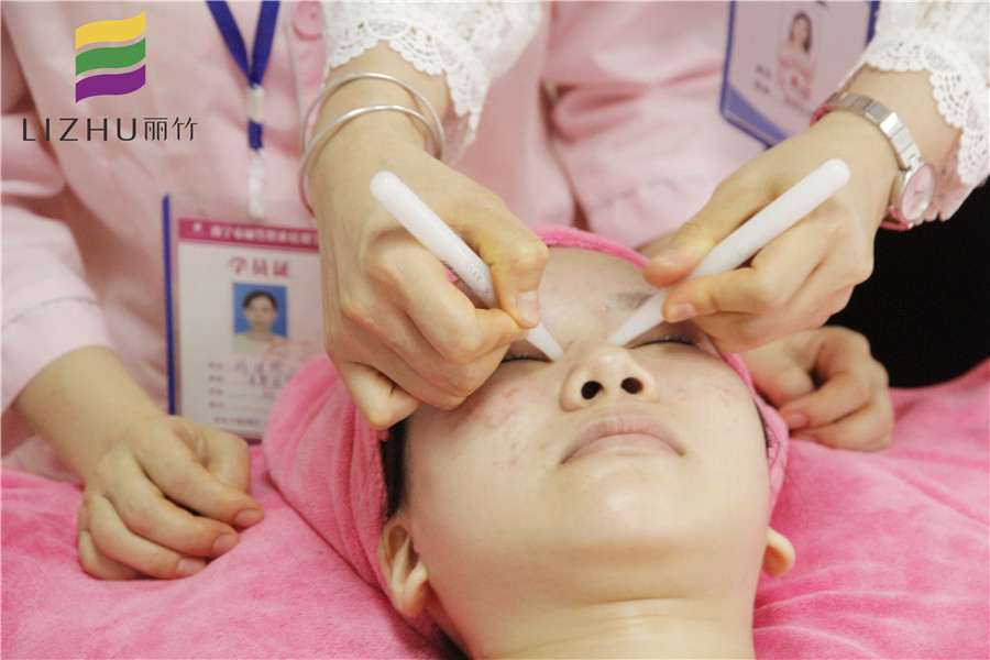 眼部撥筋的好處和壞處，學(xué)美容的正規(guī)學(xué)校推薦