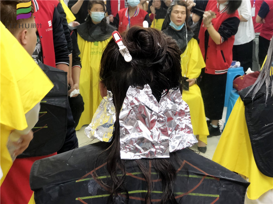 錫紙燙發(fā)能保持多久？南寧燙染一對(duì)一教學(xué)給你專業(yè)技術(shù)