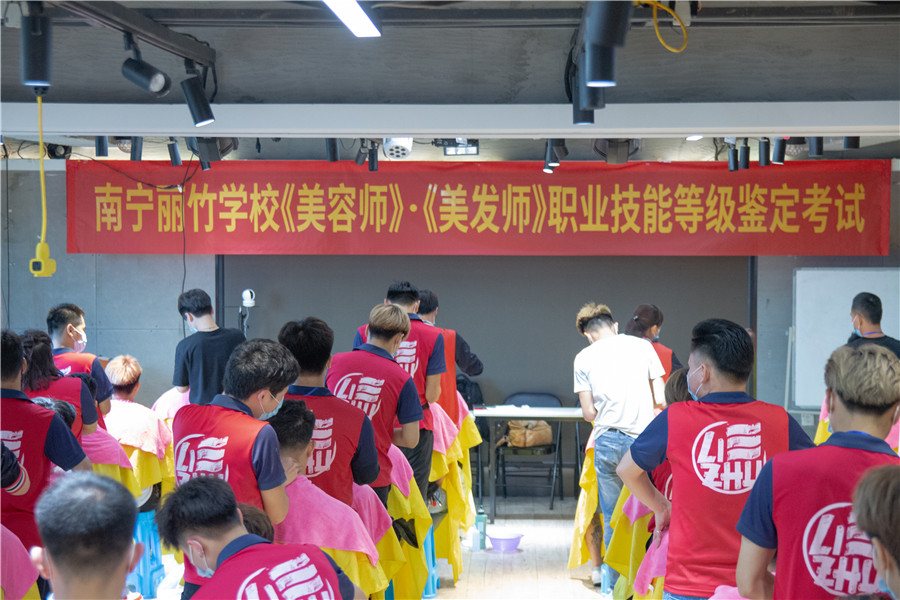 考職業(yè)資格證的學校推薦：麗竹學?？甲C班