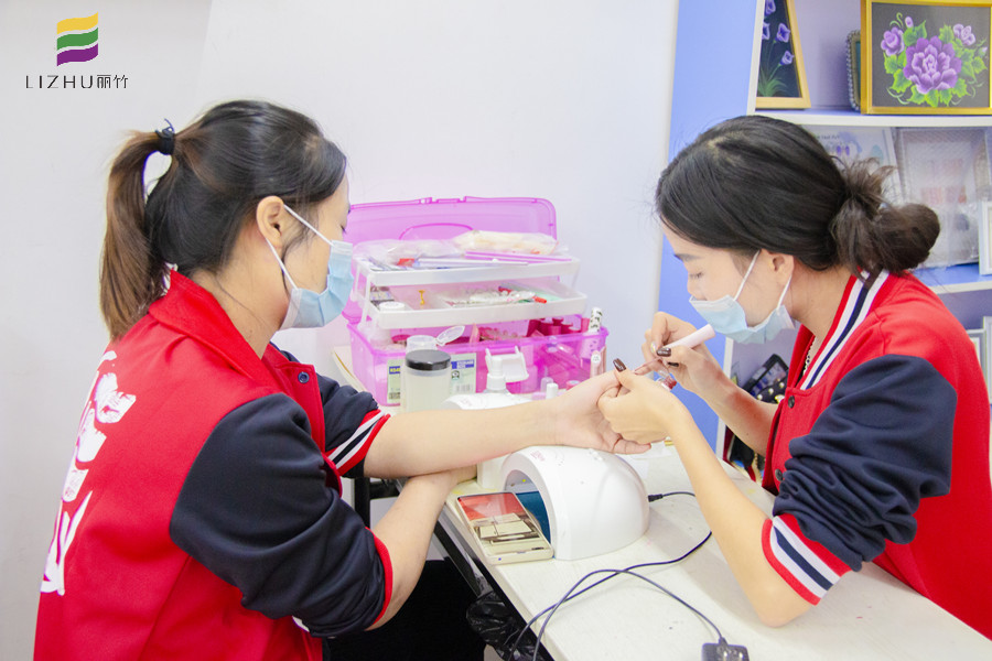 南寧學美甲基礎：甲油膠卸除方法