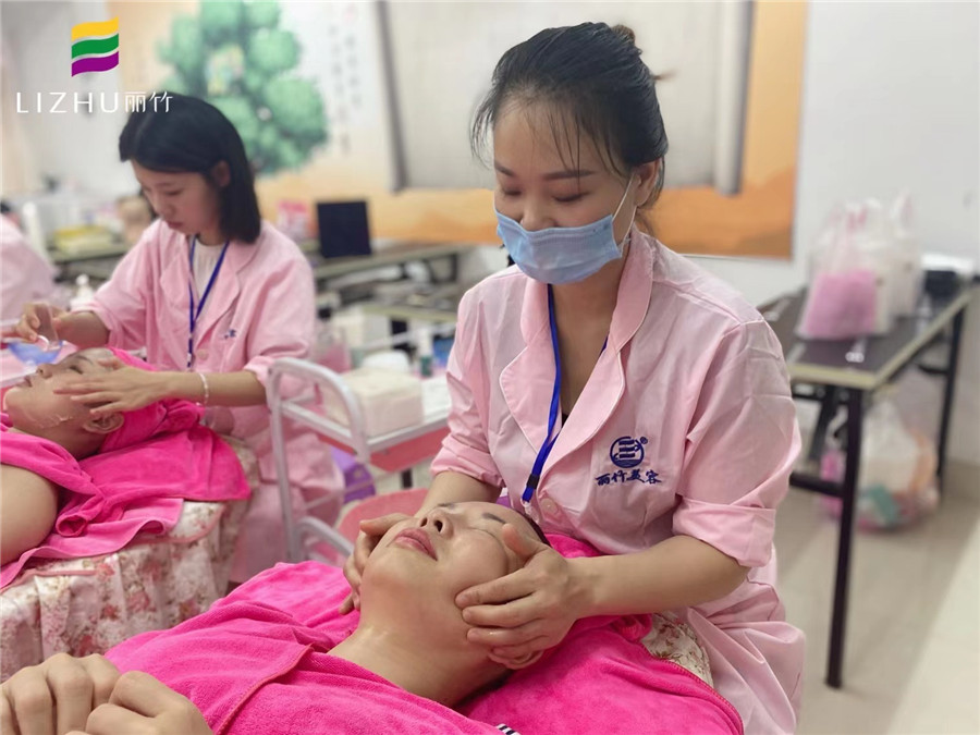 面部皮膚護(hù)理要學(xué)什么？廣西美容學(xué)校十大名校為你介紹