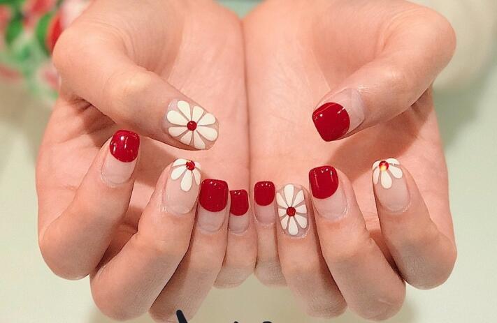 單色小雛菊美甲，簡約卻不簡單