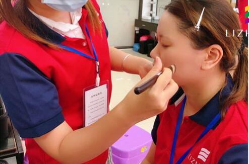 粉底刷海綿的區(qū)別，廣西化妝基礎(chǔ)教學(xué)