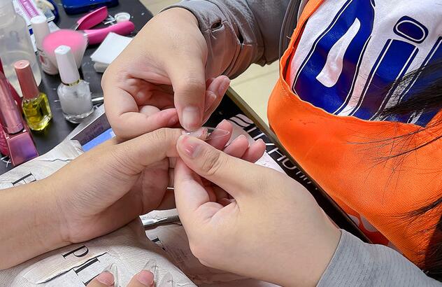 廣西哪里教美甲基礎？全貼甲片怎么貼？