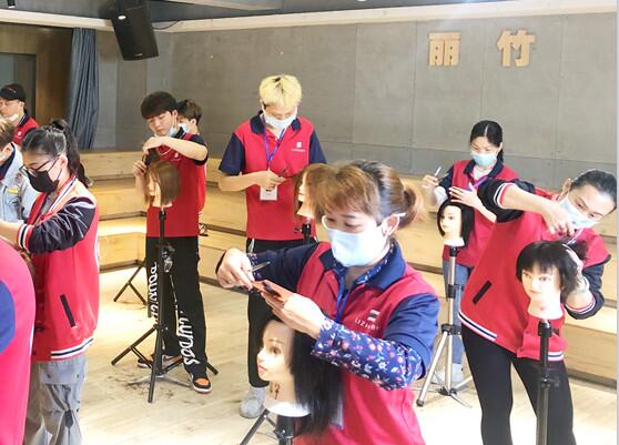 女士剪發(fā)打薄手法，南寧理發(fā)剪發(fā)學(xué)校課程分享