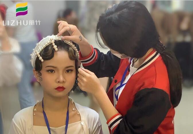 復(fù)古手推波發(fā)型練習(xí)，南寧學(xué)習(xí)盤發(fā)造型課堂實(shí)況