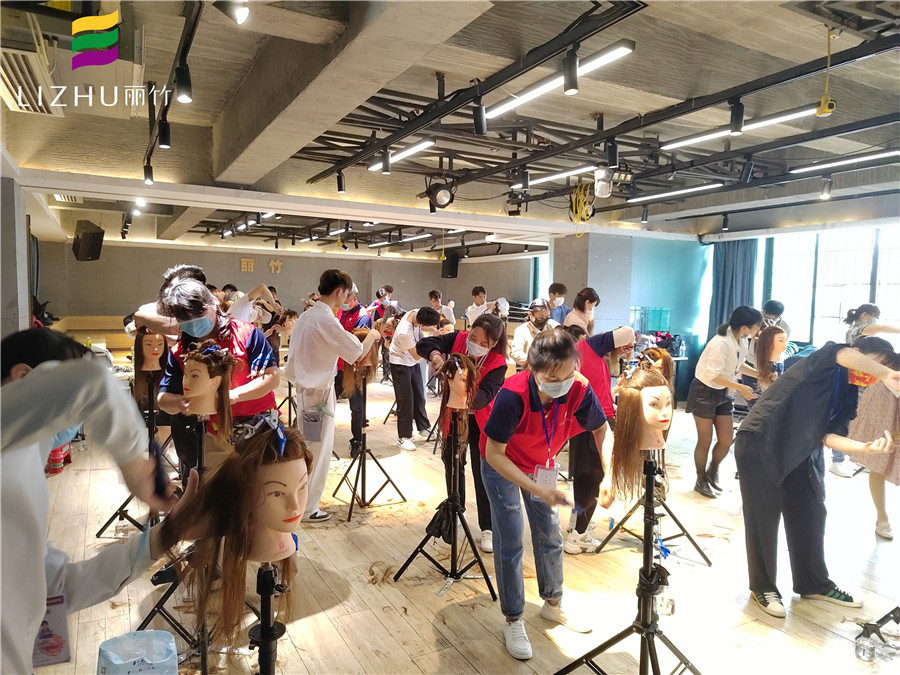 南寧學剪女頭發(fā)哪里比較好？歡迎到南寧女士剪發(fā)培訓班