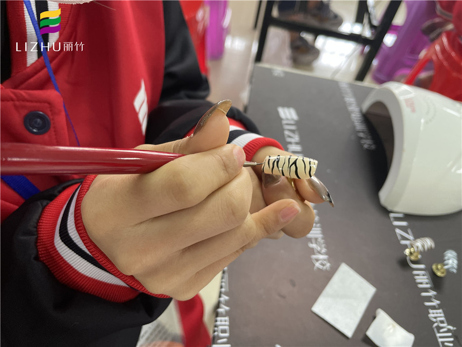 超簡單斑馬紋美甲教程，南寧專業(yè)美甲培訓學校教你