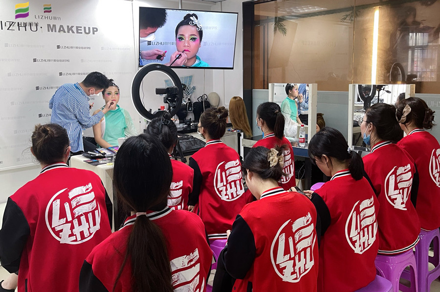 廣西彩妝學(xué)校舞臺(tái)妝欣賞，展現(xiàn)色彩夸張之美