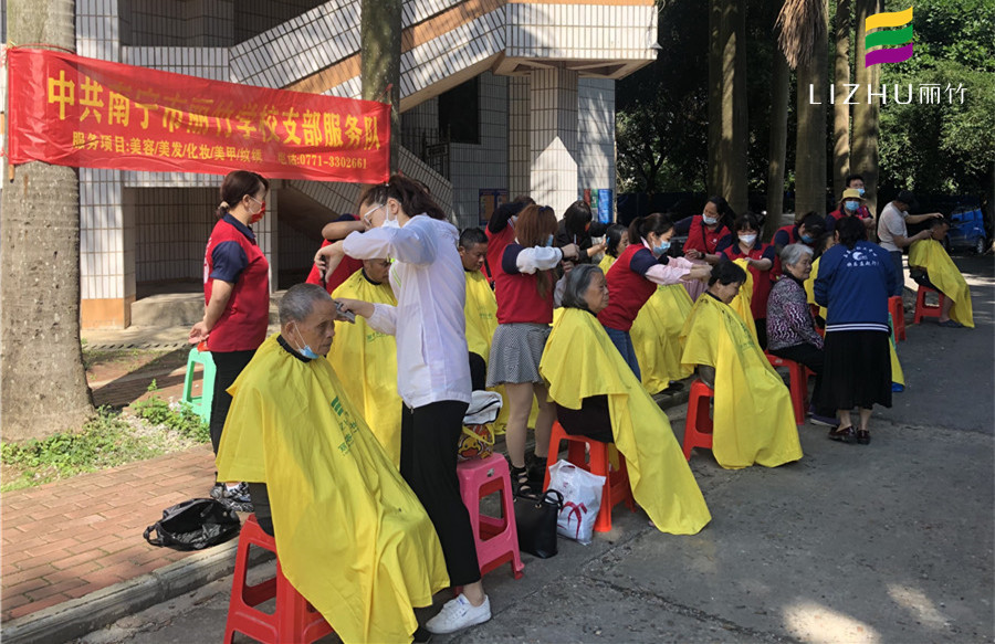 免費(fèi)理發(fā)進(jìn)社區(qū)，廣西美發(fā)培訓(xùn)學(xué)校實(shí)踐活動