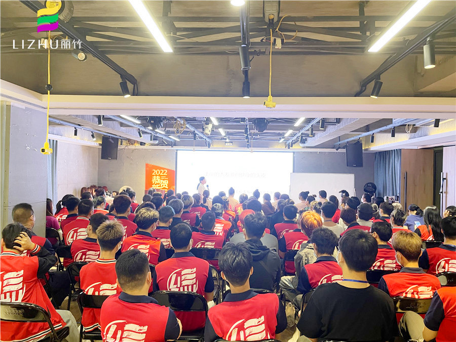 南寧美容美發(fā)學(xué)校開展“頭療養(yǎng)發(fā)護(hù)理課堂””