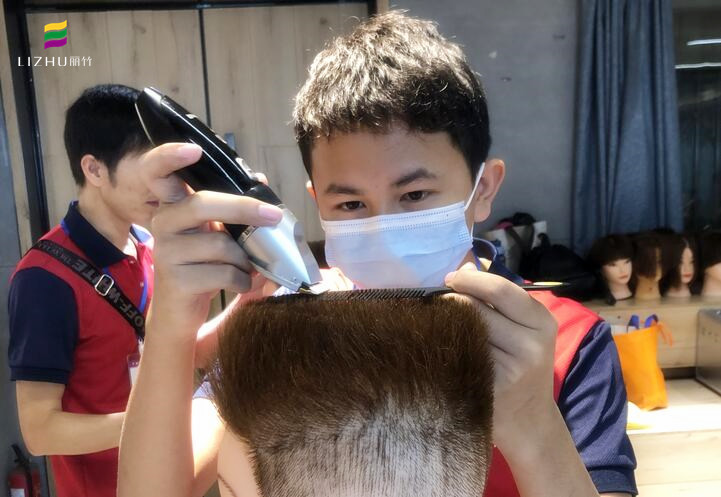 用推剪怎么理平頭？南寧理發(fā)培訓(xùn)學(xué)校實(shí)操演示