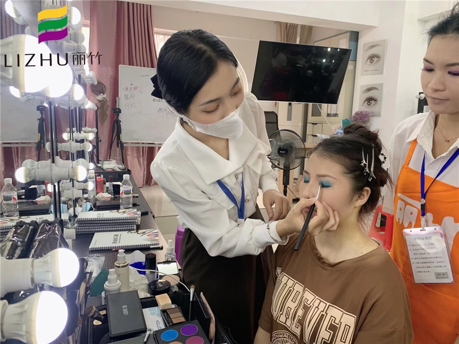 舞臺(tái)妝眼影怎么畫(huà)？南寧化妝培訓(xùn)眼妝教程