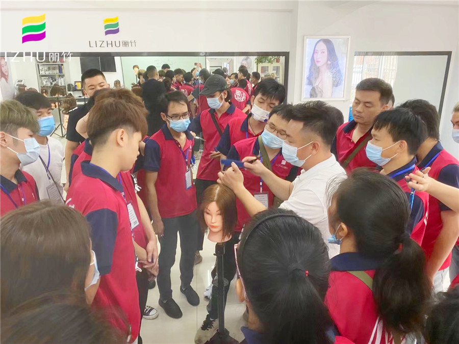 短發(fā)兩側(cè)層次修剪，南寧美發(fā)師職業(yè)培訓(xùn)學(xué)校