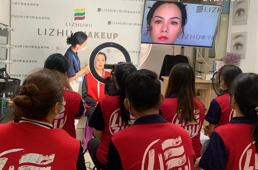 夏季黃色眼影妝妝容，廣西化妝造型培訓(xùn)機構(gòu)