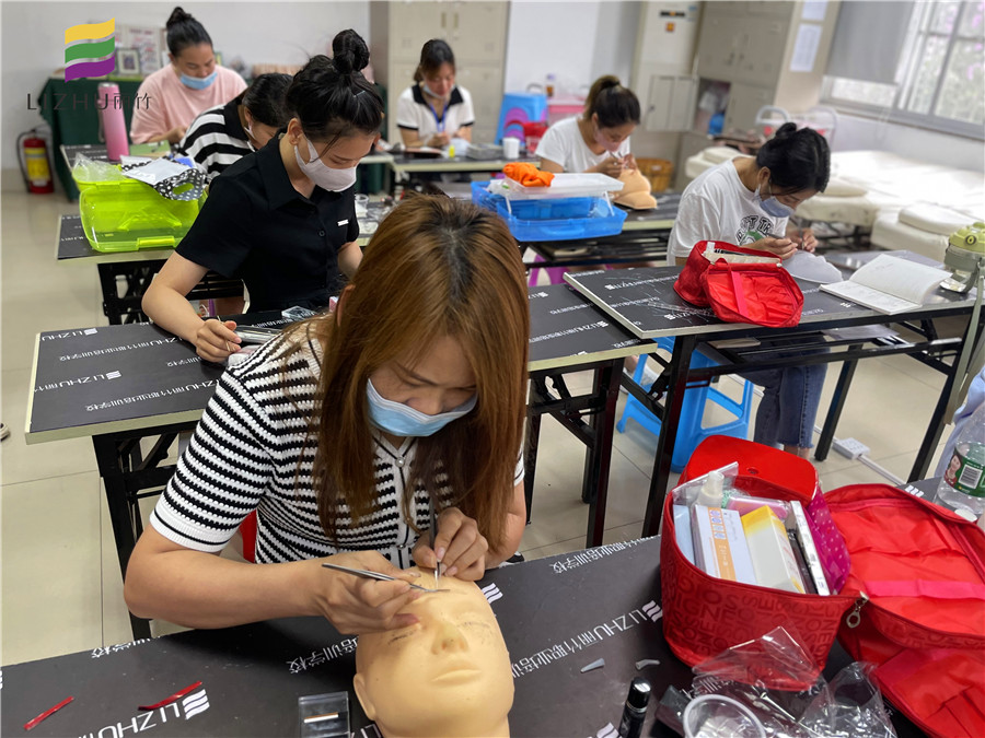 南寧美睫培訓(xùn)班學(xué)員進(jìn)行真人實(shí)操前的練習(xí)