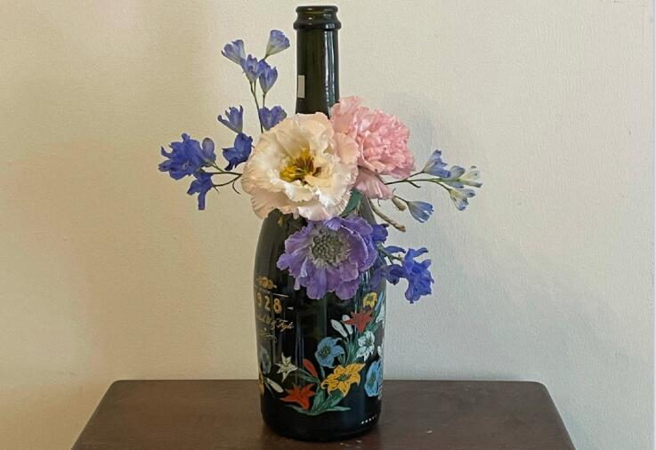 南寧哪里可以學(xué)花藝？先來看看酒瓶插花作品